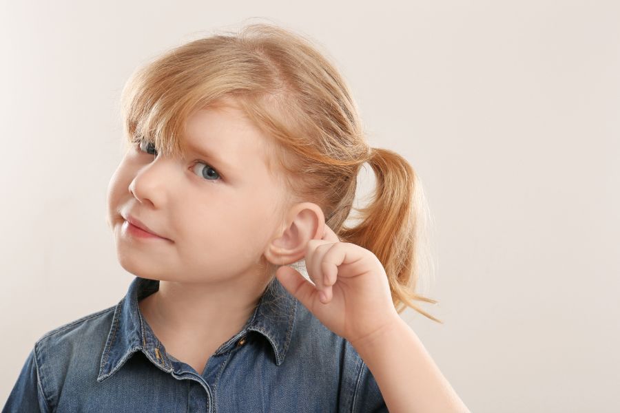 Odstające uszy u dziecka